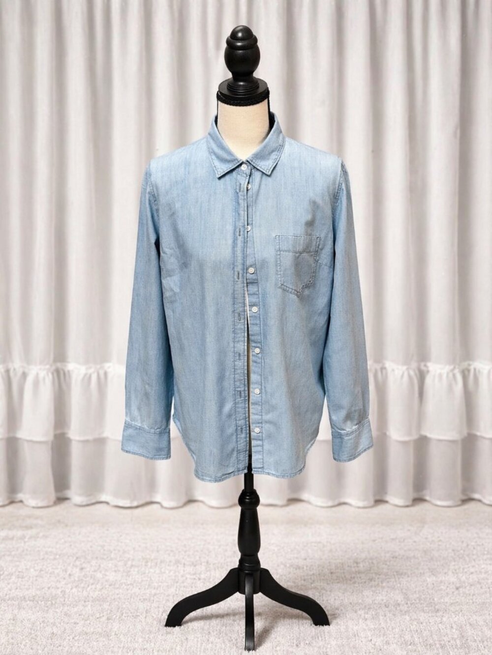 J.Crew Chambray Button Down Shirt Blue Cotton Classic Preppy Staple Size M
